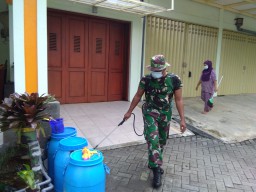 Babinsa Desa Rejeni Laksanakan Kegiatan Penyemprotan Disinfektan