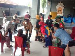 Vaksinasi Covid-19, Bupati Sidoarjo kunjungi Pura Penataran Agung Margo Wening