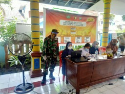 BABINSA KORAMIL 0816/16 WARU AKTIF MEMANTAU KEGIATAN VAKSINASI COVID-19 UNTUK MASYARAKAT DIWILAYAH BINAAN