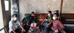 BABINSA LAKSANAKAN KOMSOS BERSAMA WARGA MASYARAKAT DI KAMPUNG BINAANNYA