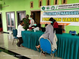 Babinsa Desa Kedung Rawan Dampingi Warganya Laksanakan Vaksin Covid-19