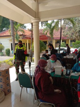 Babinsa 0816/05 Tulangan Pantau ketertiban pelaksanaan Vaksinasi Lansia Tahap I &amp; II di kantor Kecamatan Tulangan Kab. Sidoarjo.