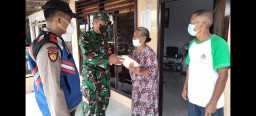 Babinsa Koramil 0816/05 Tulangan Bersama Tiga Pilar Berikan Bantuan Sembako Warga Binaan Dari Rangkaian Kunker Panglima TNI Dan Kapolri Di Sidoarjo