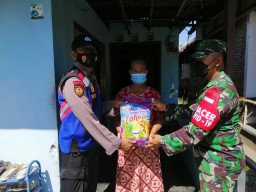 Serka Dwi Adiyanto Laksanakan Pembagian Sembako Kepada Warga Desa Jenggot.