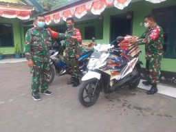Babinsa Koramil 0816/05 Tulangan Bagikan Beras pada Warga Kurang Mampu.
