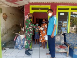 Babinsa Koramil 0816/05 Tulangan Serda Syamsudin Salurkan Bantuan Beras Warga Kurang Mampu dan Terdampak PPKM Darurat