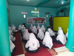 Anggota Ramil0816/07 Krembung Laksanakan Wasbang di Ponpes Burhanul Hidayah.