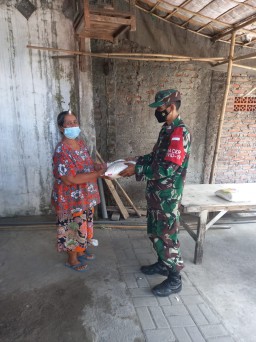 BABINSA 0816/03 BUDURAN MENYALURKAN BANSOS DARI KOREM 084/BJ BERUPA BERAS KEPADA WARGA