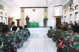 Dandim 0816/Sidoarjo lakukan pengecekan pada Babinsa tentang penggunaan aplikasi Silacak dan Inarisk
