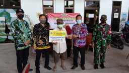BABINSA MELAKSANAKAN PENDAMPINGAN PEMBAGIAN BLT DD WARGA TERDAMPAK PANDEMI COVID - 19