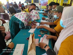 Babinsa 0816/05 Tulangan kawal penyaluran BLT untuk warga binaannya