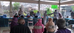 Babinsa Jati Koramil 0816/01 berikan pendampingan vaksinasi di wilayah Desa binaannya