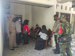 Babinsa Ramil 05 Tulangan bagikan paket obat gratis untuk warga isoman