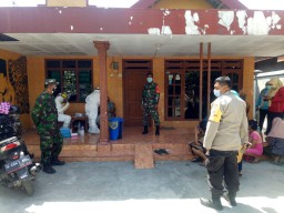 Tanggung Jawab Wilayah, Babinsa Koramil 0816/05 Tulangan Dampingi Petugas Medis Laksanakan Contact Tracer
