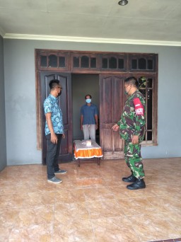 Babinsa Ramil 0816/13 Wonoayu Bagikan Paket Obat Gratis Untuk Warga Isoman