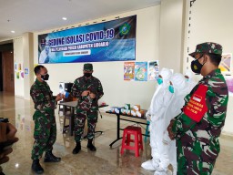Dandim 0816/Sidoarjo turun langsung bagikan paket obat pada pasien yang isolasi di MPP Sidoarjo