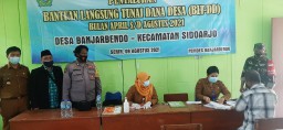 Babinsa dan Babinkamtibmas desa Banjar bendo Sidoarjo Pendampingan pembagian BLT.