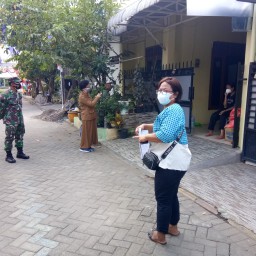 Babinsa Koramil 0816/05 Tulangan Dampingi Tim Tracing Covid-19