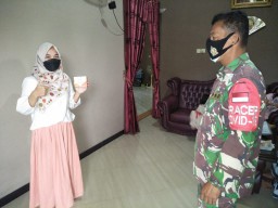 Babinsa Desa Rejeni Serahkan Paket Obat Kepada Warga yg Isoman
