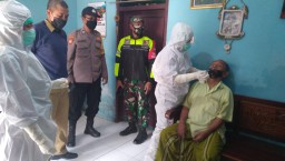 Babinsa Penatarsewu Dampingi Kegiatan Tracing Contact Covid-19