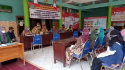Warga Masyarakat Desa Penatarsewu Menerima BLT-DD Empat Tahap Sekaligus
