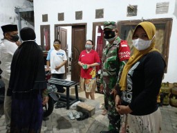 BABINSA SIWALANPANJI MENYALURKAN BANTUAN PAKET OBAT KEPADA WARGA ISOLASI MANDIRI