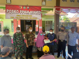 Babinsa 0816/05 Tulangan Sersan Dua Syamsudin melaksanakan pengamanan BLT - DD