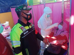 Babinsa Koramil 0816/ 06 Tanggulangin Bantu Giat Tracing Nakes dan Puskesmas