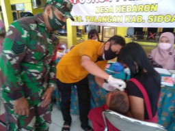 Peduli Balita, Babinsa Koramil 0816/05 Tulangan Dampingi Jalanya Posyandu di Wilayah Binaan