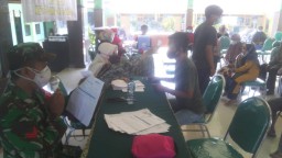 Babinsa Koramil 0816/05 Tulangan Lakukan Pengamanan Vaksinasi Covid-19