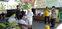 Babinsa Koramil 0816/05 Terjun Langsung Bersama Bidan Desa Dan Tim Kesehatan Laksanakan Tracing