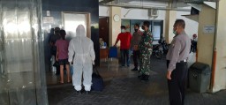 DANRAMIL 0816/03 BUDURAN BESERTA KAPOLSEK YANG DI BANTU UNSUR 4 PILAR MEMINDAHKAN WARGA ISOMAN KE ISOTER
