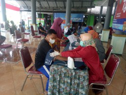 Babinsa Koramil 05/Tulangan kawal giat vaksin Covid-19 di Balai Desa Gelang