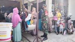 Babinsa Koramil 0816/13 Wonoayu Dampingi Posyandu