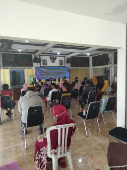 Babinsa Desa Permisan Koramil 0816/08 Jabon, Pantau Pendistribusian Bantuan Langsung Tunai.