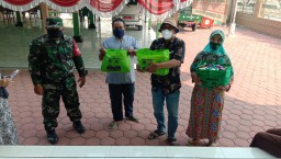 Babinsa Desa Tanjek Wagir Ikut Bagikan Bantuan Sembako Kepada Warga.