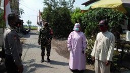 Babinsa Tulangan selalu aktif dampingi medis untuk tracing warganya
