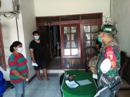 BABINSA KORAMIL 0816/16 WARU BERSAMA 3 PILAR EVAKUASI WARGA YANG ISOMAN KE ISOTER