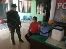 Babinsa Jabon Lakukan Pengamanan Vaksinasi Masal Di Baldes Trompoasri