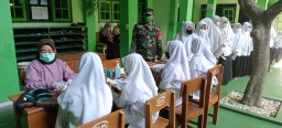 Anggota Koramil 0816/06 Tanggulangin Giat Vaksin Massal di Ponpes Manbaul Hikam