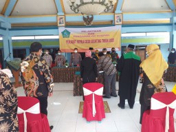 Danramil 0816/05 Tulangan hadiri pelantikan mutasi pengambilan sumpah jabatan Plt Kades Grinting