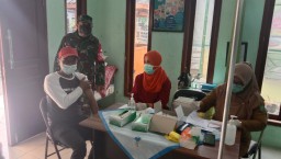 Peltu Yoyon MN, SH Laksanakan Pendampingan Vaksinasi di Desa Waung.