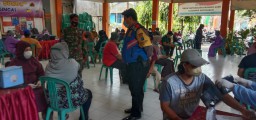 BABINSA NGINGAS WARU MEMANTAU PELAKSANAAN VAKSINASI COVID-19 BAGI WARGA DESA NGINGAS KEC. WARU