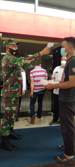 BABINSA KEDUNGREJO PANTAU KEGIATAN VAKSINASI COVID-19 DI LOKASI KANTOR DPU PROP. JATIM