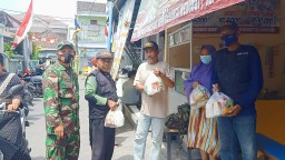 PEDULI WARGA TERDAMPAK COVID-19, BABINSA KORAMIL 0816/16 WARU BAGIKAN SEMBAKO GRATIS KEPADA WARGA BINAAN
