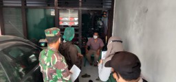 UPAYA CEGAH PENULURAN, BABINSA KORAMIL 0816/16 WARU BERSAMA 3 PILAR PINDAHKAN PASIEN ISOMAN KE ISOTER