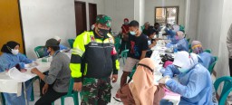 Pelda A Rofiq Kurniawan Laksanakan Pam Kegiatan Vaksinasi di GOR Kab. Sidoarjo