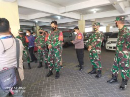 Babinsa Koramil 0816/05 Tulangan Kawal Penjemputan Pasien Sembuh Covid-19