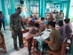 Anggota Ramil 0816/ 07 Krembung Laksanakan Pam giat Vaksin di Ponpes Burhanul Hidayah