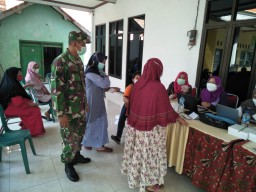 Serma Sri Irmawanto Laksanakan Pendampingan Kegiatan Vaksin di Desa Keper